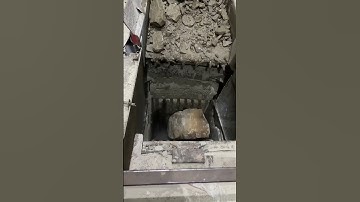 The jaw crusher easily crushes hard rocks with a crisp sound
