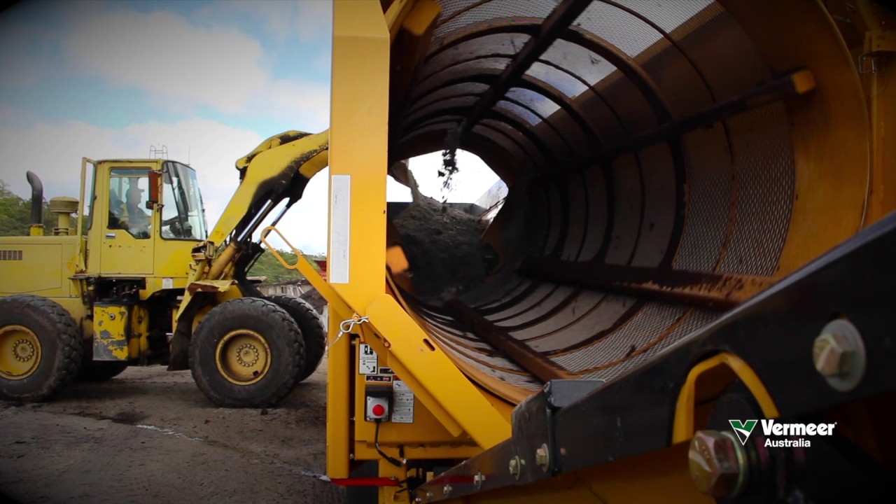 Vermeer TR620 3-product-trommel screening gravel in Melbourne, Australia