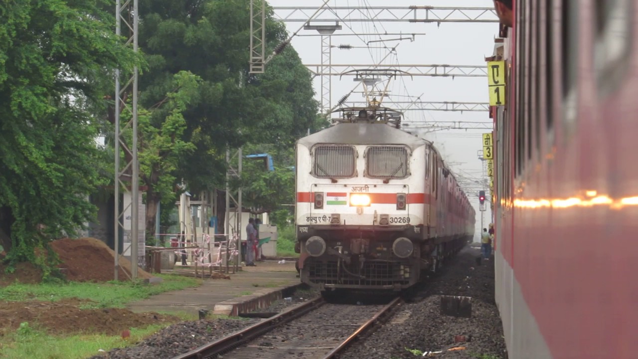 LHB vs LHB! 12442 NDLS-BSP Rajdhani Express overtakes 18244 BGKT-BSP ...