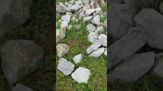 🧱 БЕЗ ГВОЗДЕЙ И ЦЕМЕНТА. Каменный забор🗿 Ставь лайк👍 #каменныйзабор #stones #каменнаякладка