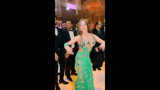 Hot Arabic Girl Belly Dance boobs shaking
