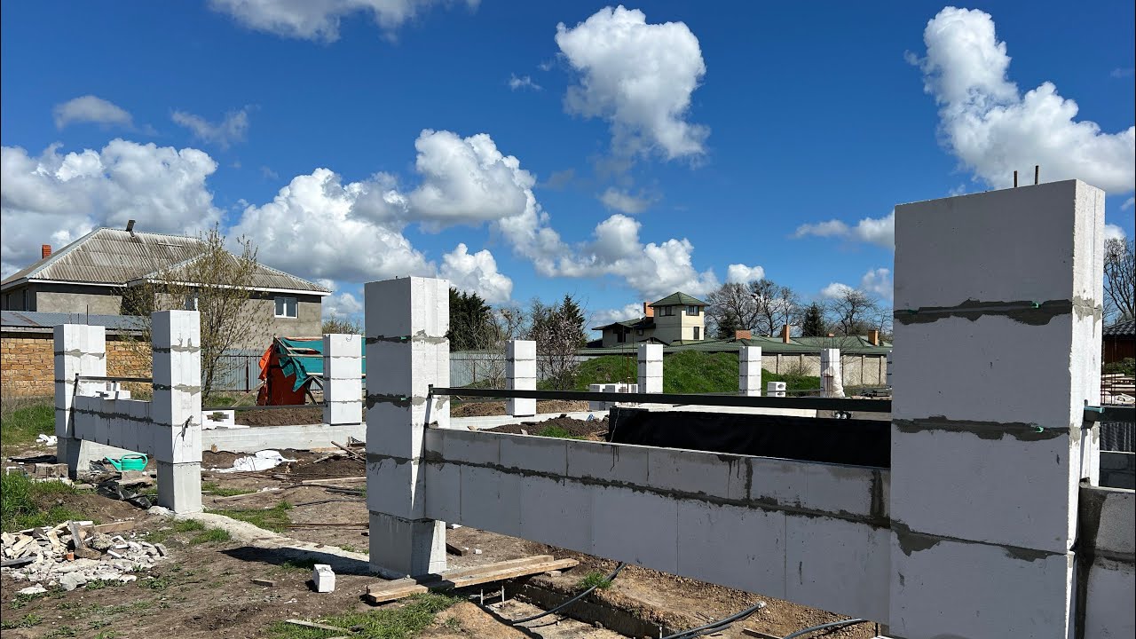 Забор из ГАЗОБЕТОНА под металлопрофиль и штакетника - YouTube