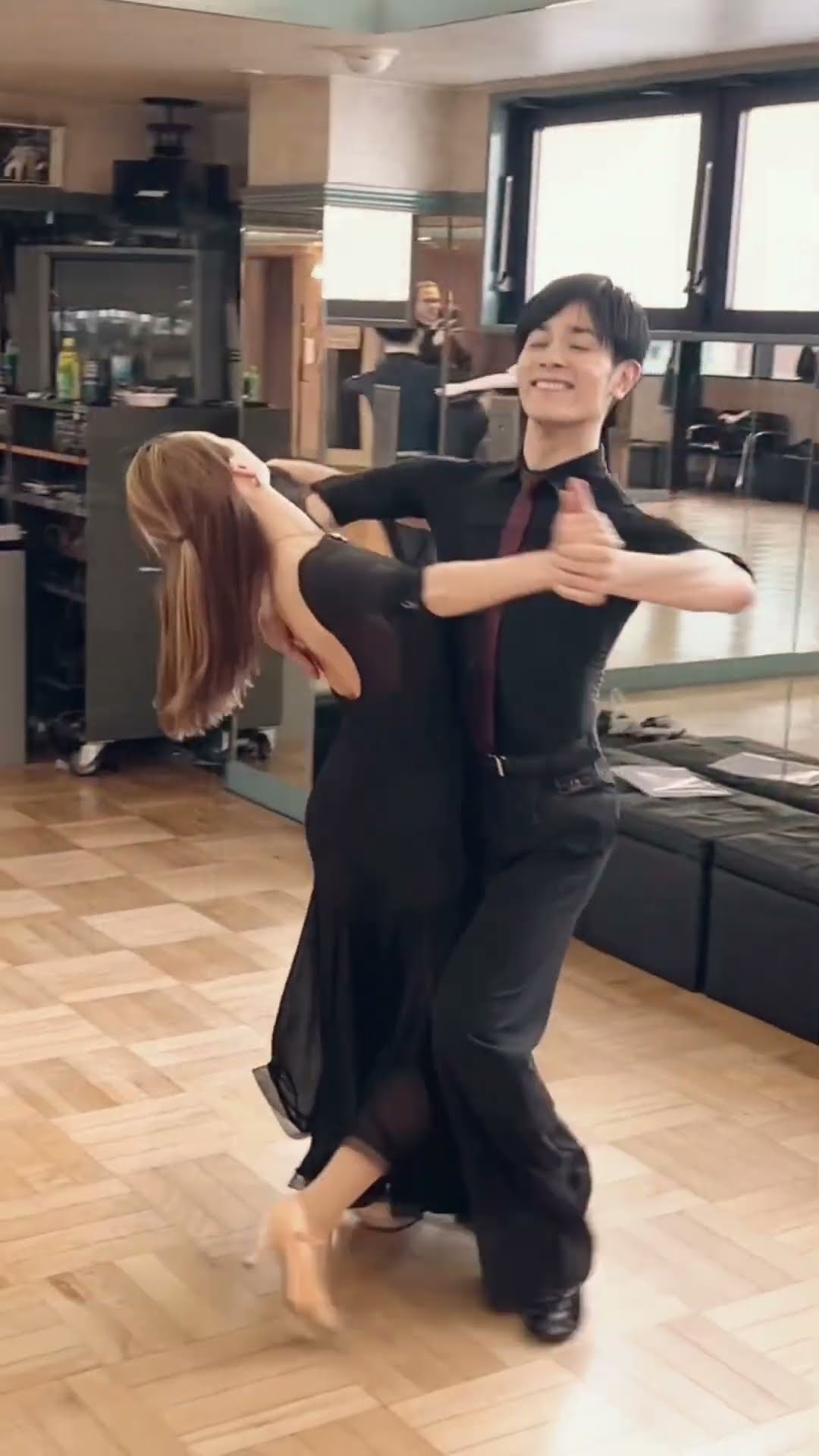 社交ダンサーKentaro & Satomi - YouTube