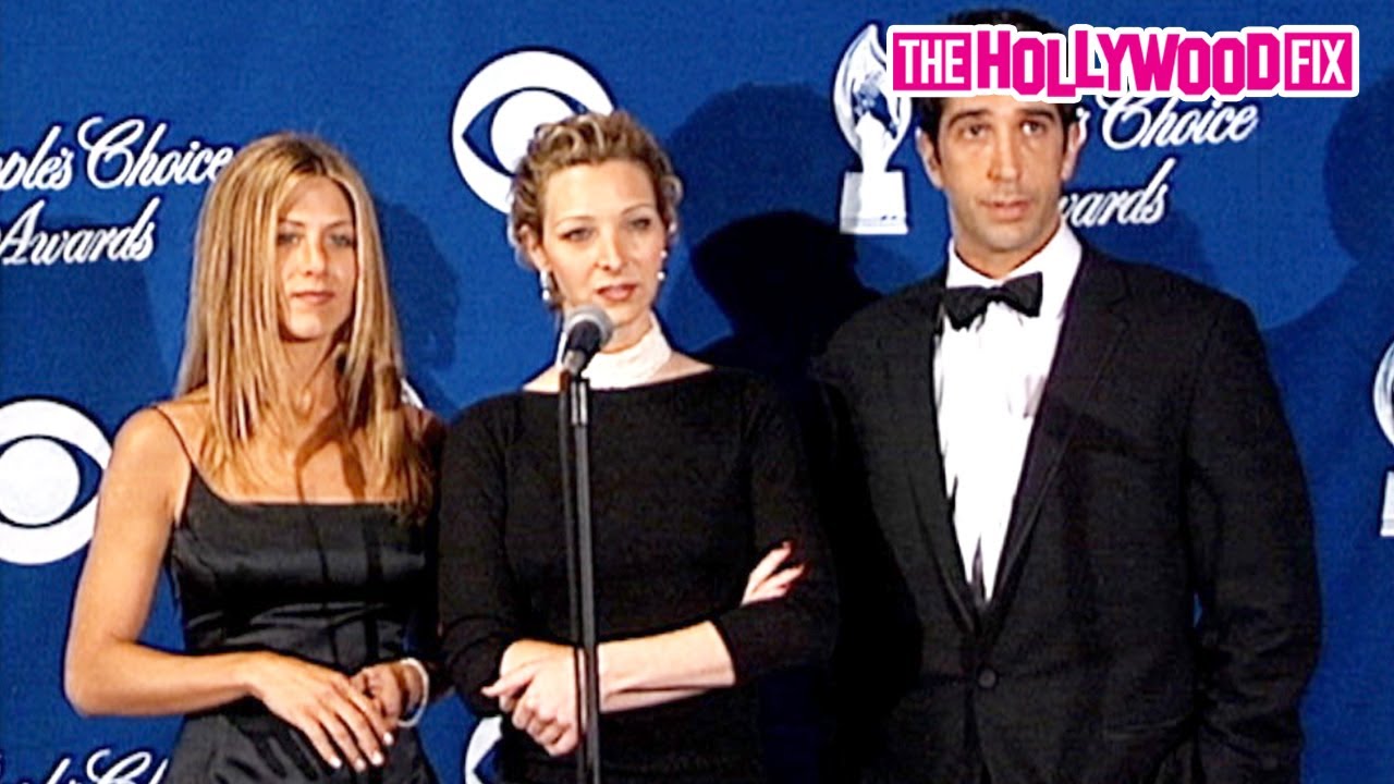 Дженнифер Энистон, Дэвид Швиммер и Лиза Кудроу из сериала «Друзья» общаются с прессой на церемони...