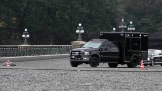 President Obama's motorcade leaving Imperial Palace Tokyo オバマ大統領の車列