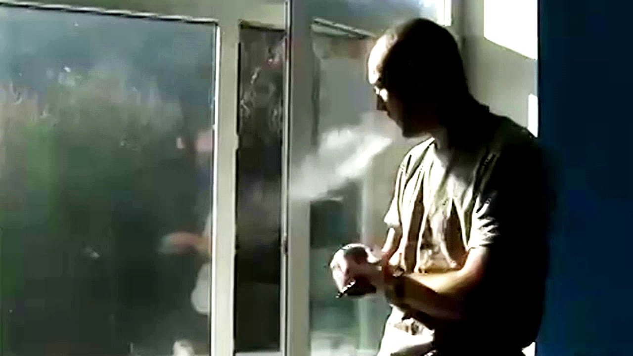 Хіба це можна слухати і не плакати  Ця пісня крик зраненої душі. А ВІН НЕ СПАВ, КУРИЛ І ПЛАКАВ