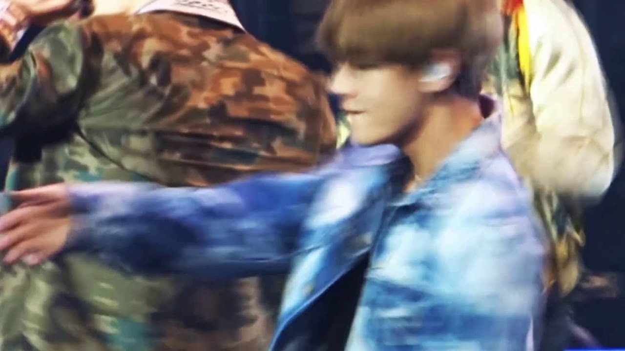 BTS - Save Me / V Fancam @ KCON France 2016