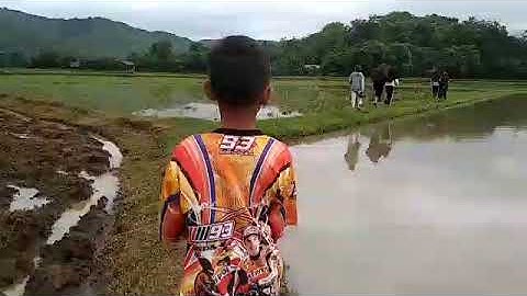 Suasana pagi di Desa Lempang. "Ayo jalan"