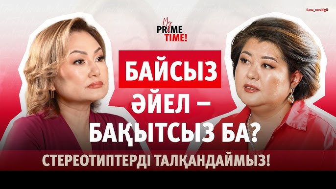 Бір қыз котенканы басып жатыр