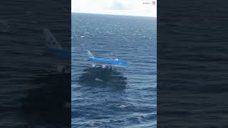 IMPOSSIBLE LANDINGS Boeing 747 at Gibraltar Airport KLM AIRLINES #shorts screenshot 5