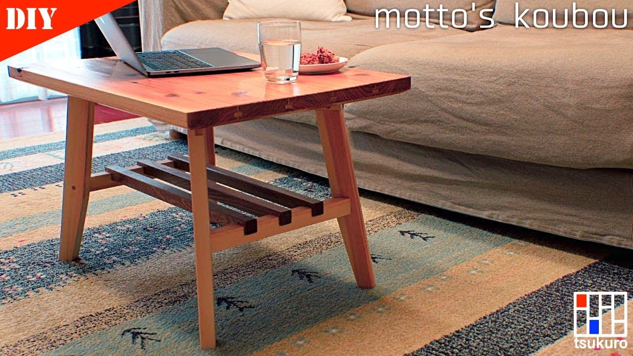 Сделайте стол для гостиной с компактной полкой для хранения вещей.