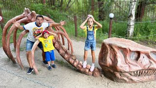 Sofia and Dad learn about dinosaurs and have fun in the park for kids