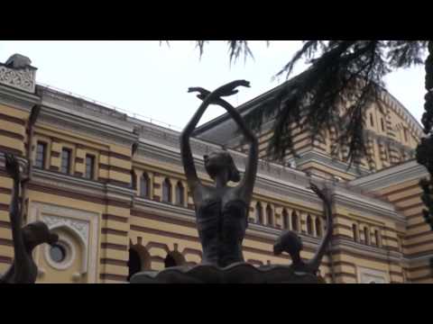 დღეს ოპერის თეატრის მიმდებარე ბაღში მუსიკალური შადრევანი ამოქმედდა. 22  10 2015 წ.