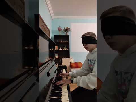 Видео: Ты умеешь играть на фортепиано с завязанными глазами?