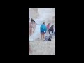 لحظة سقوط صخرة عملاقة على شاطئ مكتظ  فى اليونان