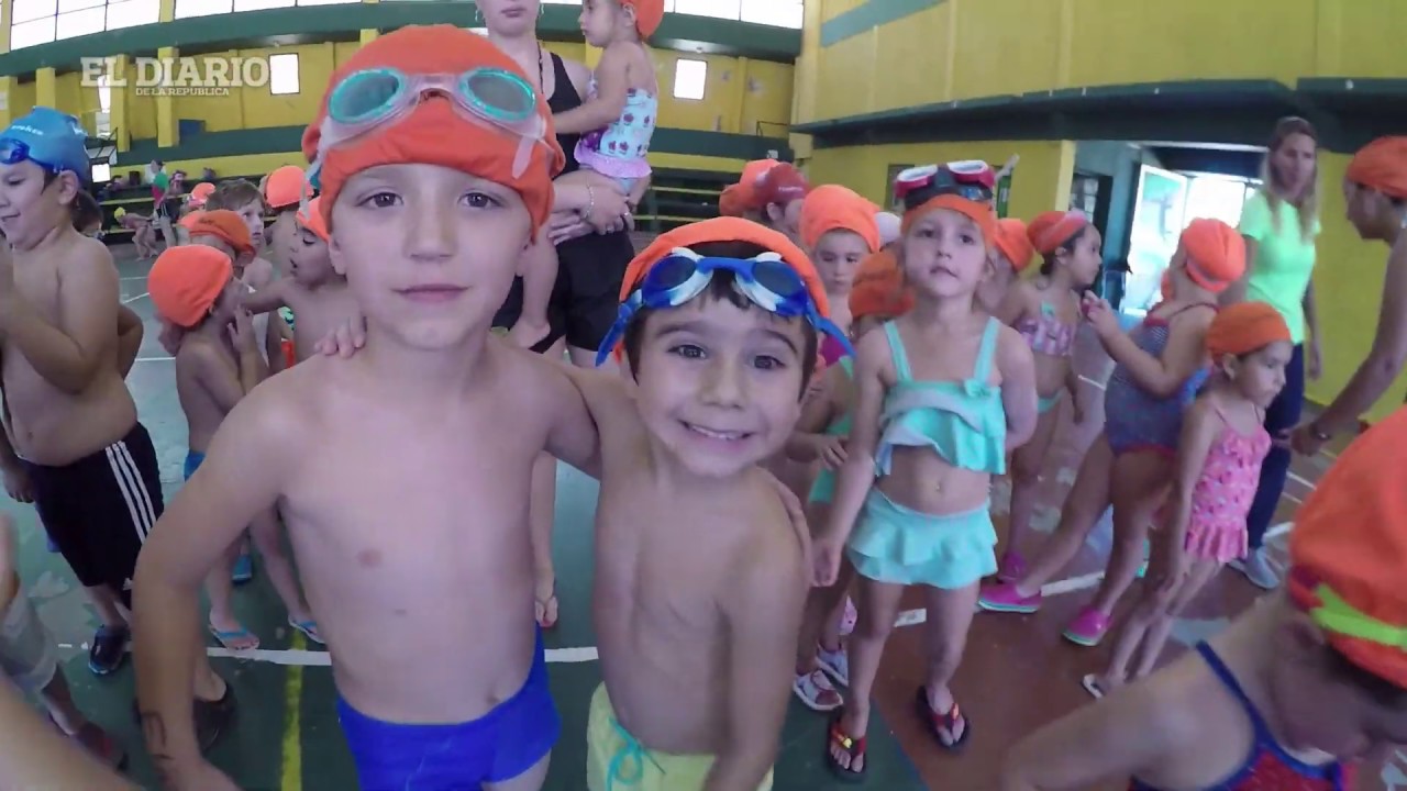 Más de 280 chicos participaron de una exhibición de natación en el club ASEBA camera iphone 8 plus apk
