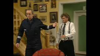 Klipp Fra Mot I Brøstet Karl Skal Installere Alarm, Men Blir De Enige Om Koden..?