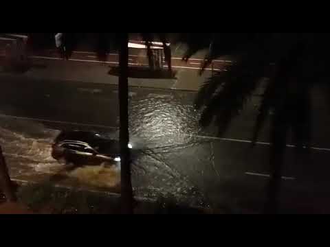 Vehículo circulando en el anegado puerto de Dénia