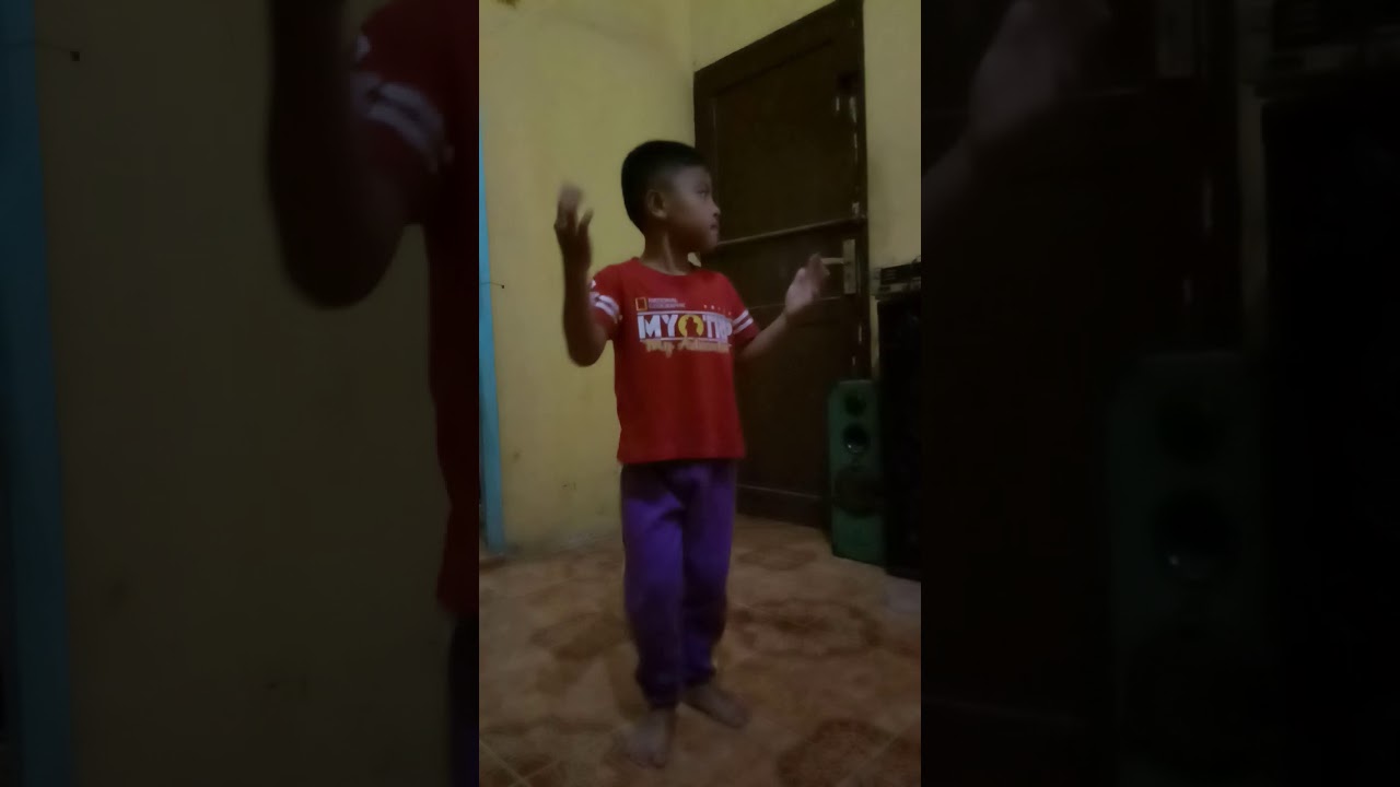 Anak anak kecil menari nari lagu india 