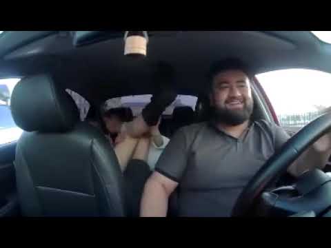 Видео: Вези меня мразь! Пнула водителя такси