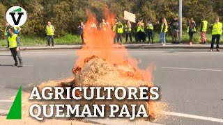 Agricultores queman paja para cortar carreteras en Cantabria