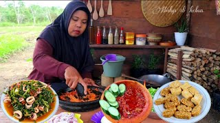 Nikmatnya..Cah kangkung cumi-cumi, sambal pedas manis, tempe tahu goreng, masakan desa