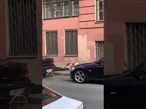 Замедленное видео падения семейной пары с балкона третьего этажа здания в Петербурге