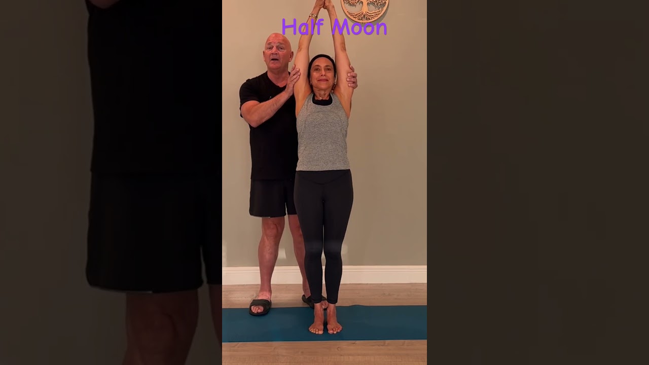 Как выполнять позу «Полумесяц» в горячей йоге.