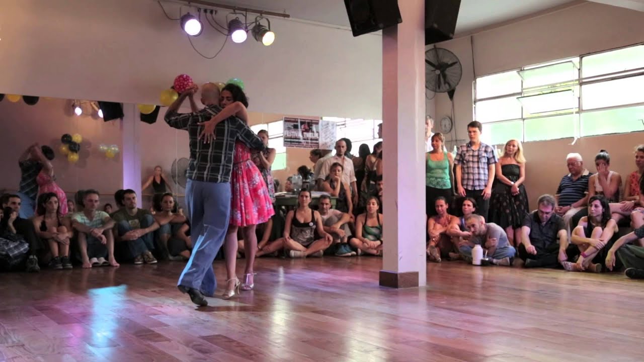 Majo y Gero bailan en el Cumple de DNI Tango