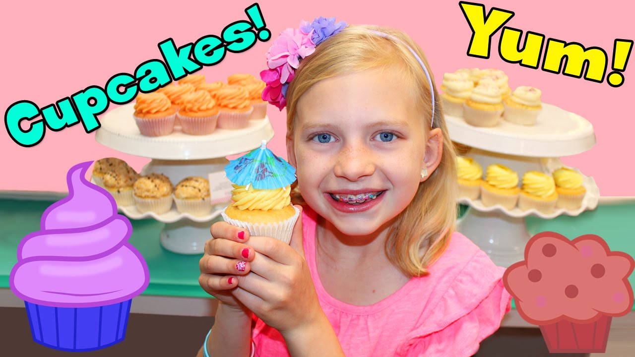 CUPCAKES & FROSTING FUN BAKERY VISIT!