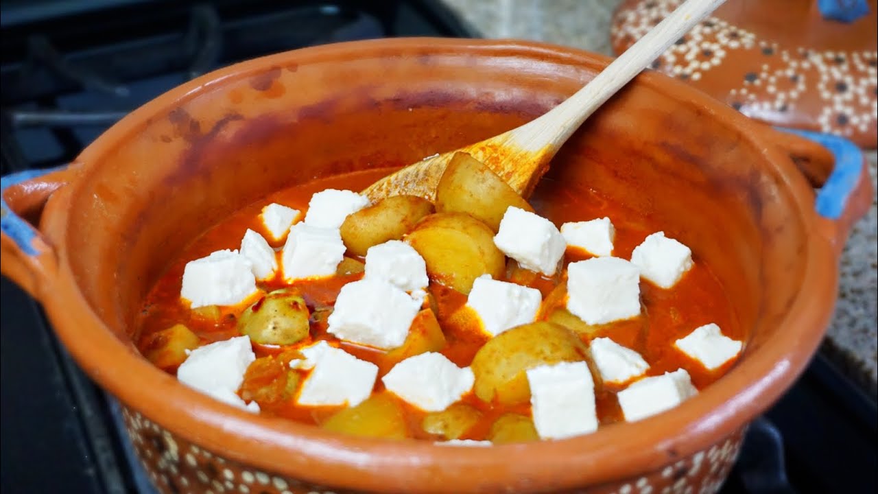 Receta fácil y MUY ECONÓMICA/PAPAS CON QUESO FRESCO EN SALSA DE CHILE  GUAJILLO - YouTube