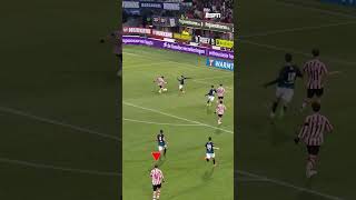 Tobias Lauritsen pats pradeda ataką ir ją taip pat baigia.