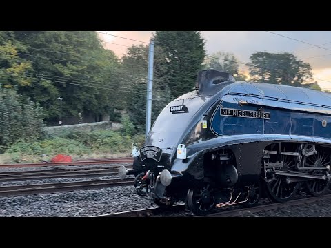 60007 Sir Nigel Gresley flying through Lancaster