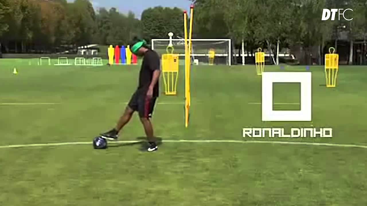 Ronaldinho Gaúcho makes everyone look stupid with his blindfold keepy