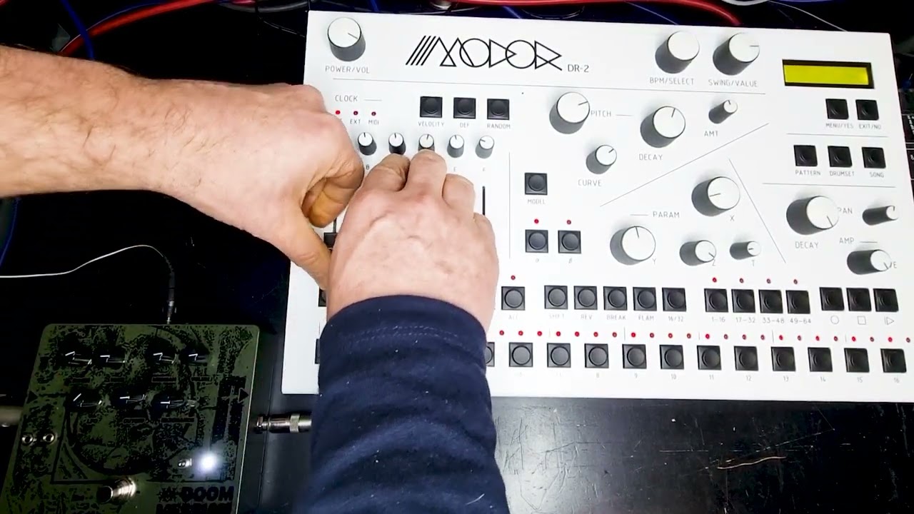 Assista a Combo I Like: Modor Dr-2 Drum Machine & Colossus Doom Messiah Fuzz Distortion no YouTube Assista a Combo I Like: Modor Dr-2 Drum Machine & Colossus Doom Messiah Fuzz Distortion no YouTube