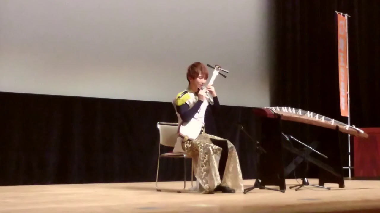 kotomen大川義秋さんの演奏の様子。