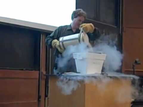 Profesor destruye una laptop con nitrógeno líquido