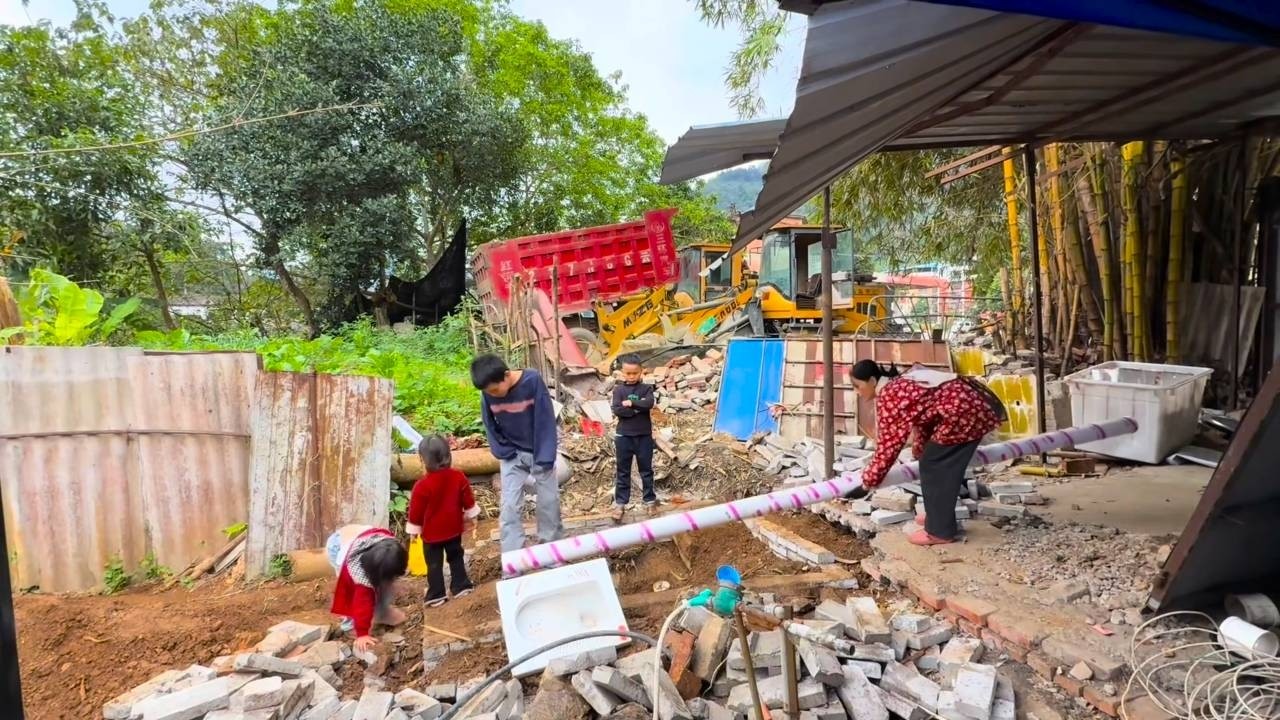 【一家七口隐居深山】妈妈花了2000块租的房子，厕所的水管终于接好了！孩子们开心的手舞足蹈！#农村生活#vlog#山居生活