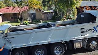 Safe truck body without tipping