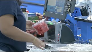 U.S. retail sales rise slightly as consumer confidence drops