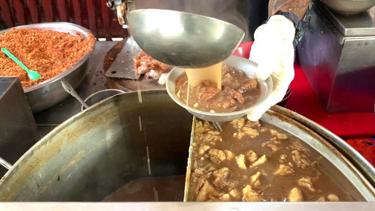 DINUMOG Na Kagad | MASSIVE Crowds - MAMI Pares Lechon Kawali in MANILA | Filipino Street Food