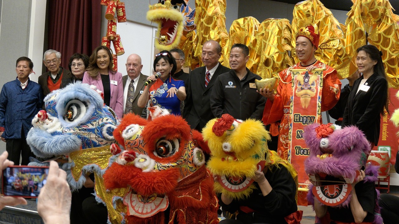 Пожилые люди отмечают китайский Новый год в Ирвайне - 2026