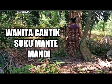 WANITA CANTIK SUKU MANTE MANDI