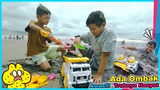 Jalan Jalan Ke Pantai Main Truk Pasir Dan Main Air Sampai Basah Kuyup