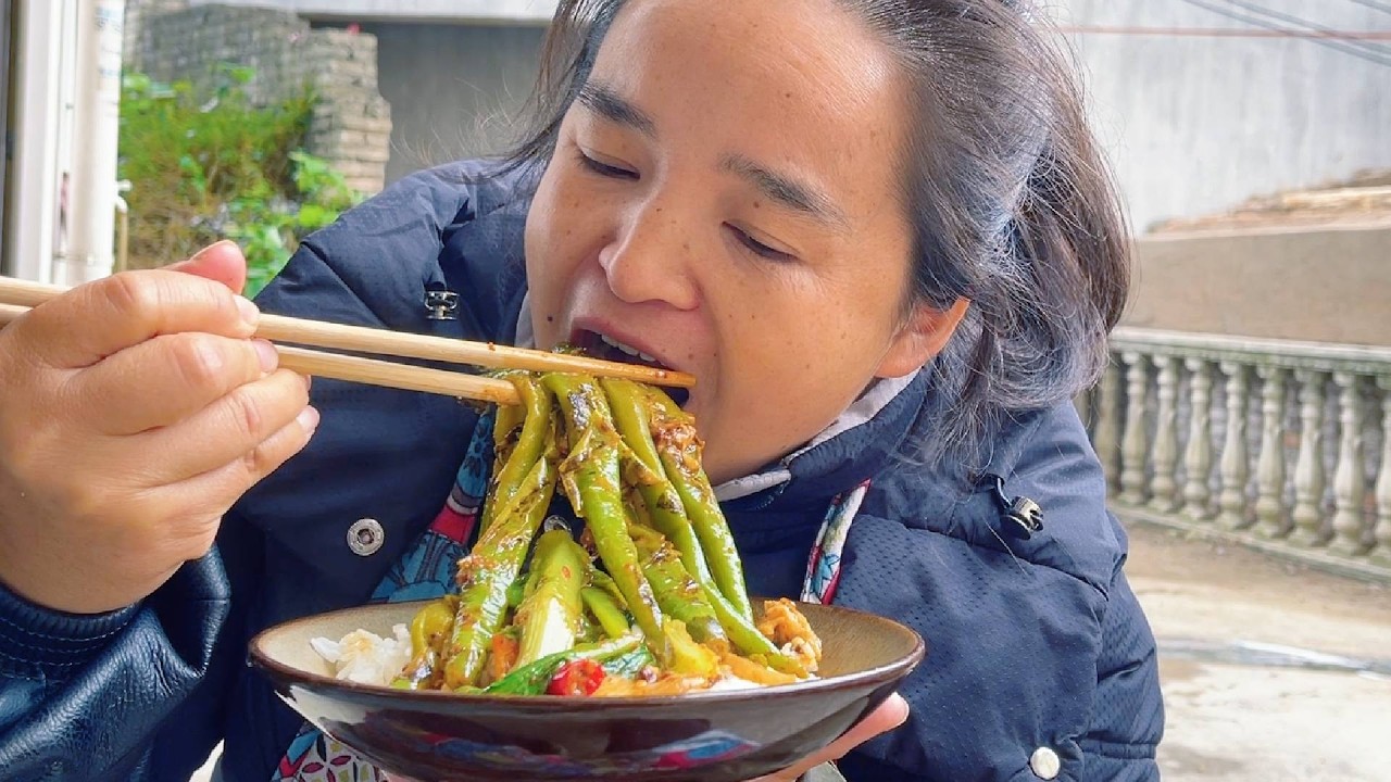苗大姐贱得很，辣椒蘸辣椒，一把鼻涕一把泪的干饭