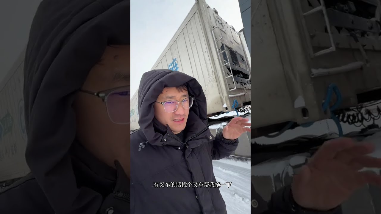 新疆下了一晚上大雪，睡了一觉起来车子被困住了，找不到救援小伙只能自救了#货车司机 #新疆大雪