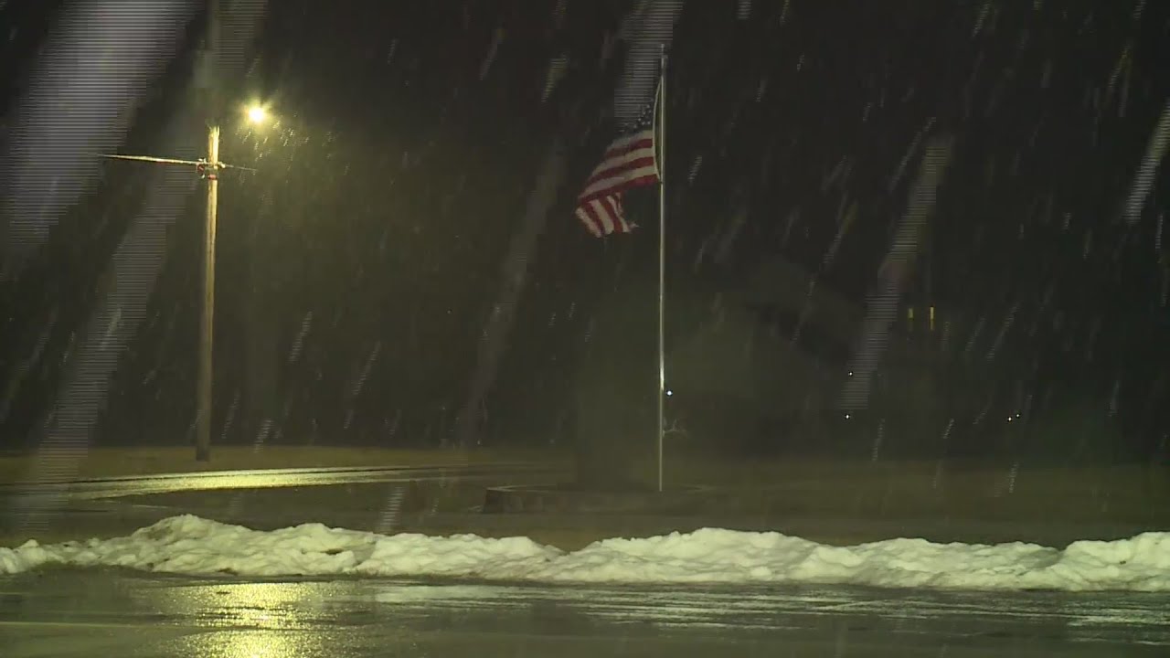 Snow makes its way into the St. Louis area - YouTube