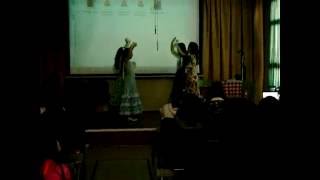 Baile típico de Andalucía representado por varias alumnas de 2º de la ESO