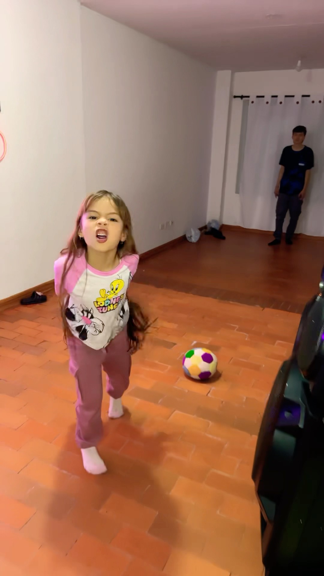 ESTOY JUGANDO MAMÁ , NO QUIERO NADA #humor #cosasdefamilia #comedia #shortviral