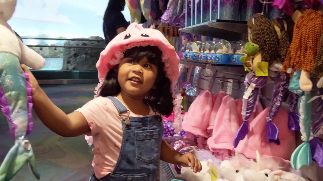 Jenny window shopping Toy Shop at Ripley's Aquarium of Canada | Jenny and Toys